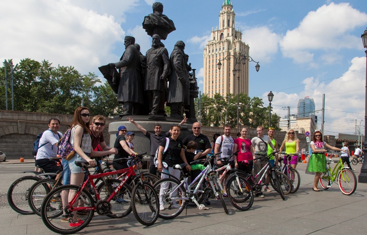 Совместное фото участников велопарада у памятника